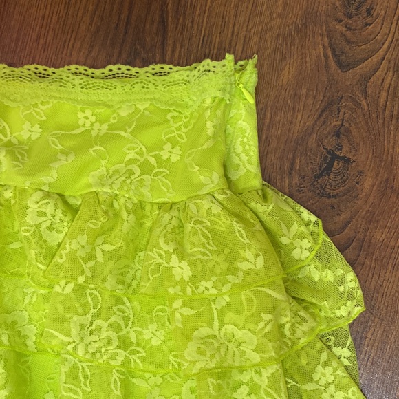 🎀 Lace Ruffle Mini Skirt W/ Shorts 🎀 Neon Green Skort - Picture 3 of 8